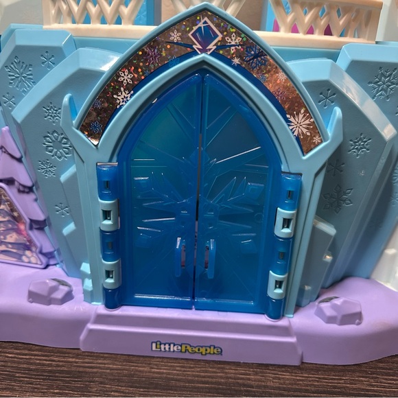 Fisher Price Little People Disney Frozen Elsa’s Ice Palace with Elsa figure ❄️ - Picture 7 of 15